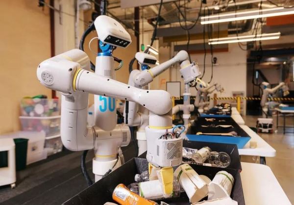 Владелец Google создал роботов-мусорщиков
